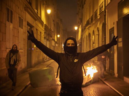 Botte, assalti e danni: ancora i soliti gilet gialli. Ma Macron è più forte