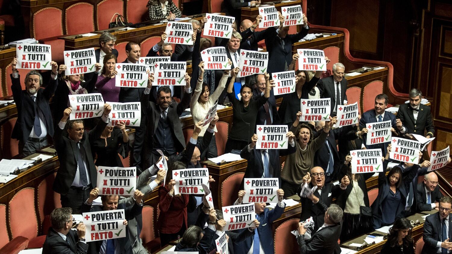 Manovra, al Senato è il caos: passa la fiducia tra urla e risse