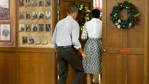 Golf e "mise" a fiori. Gli Obama alle Hawaii per Natale 4