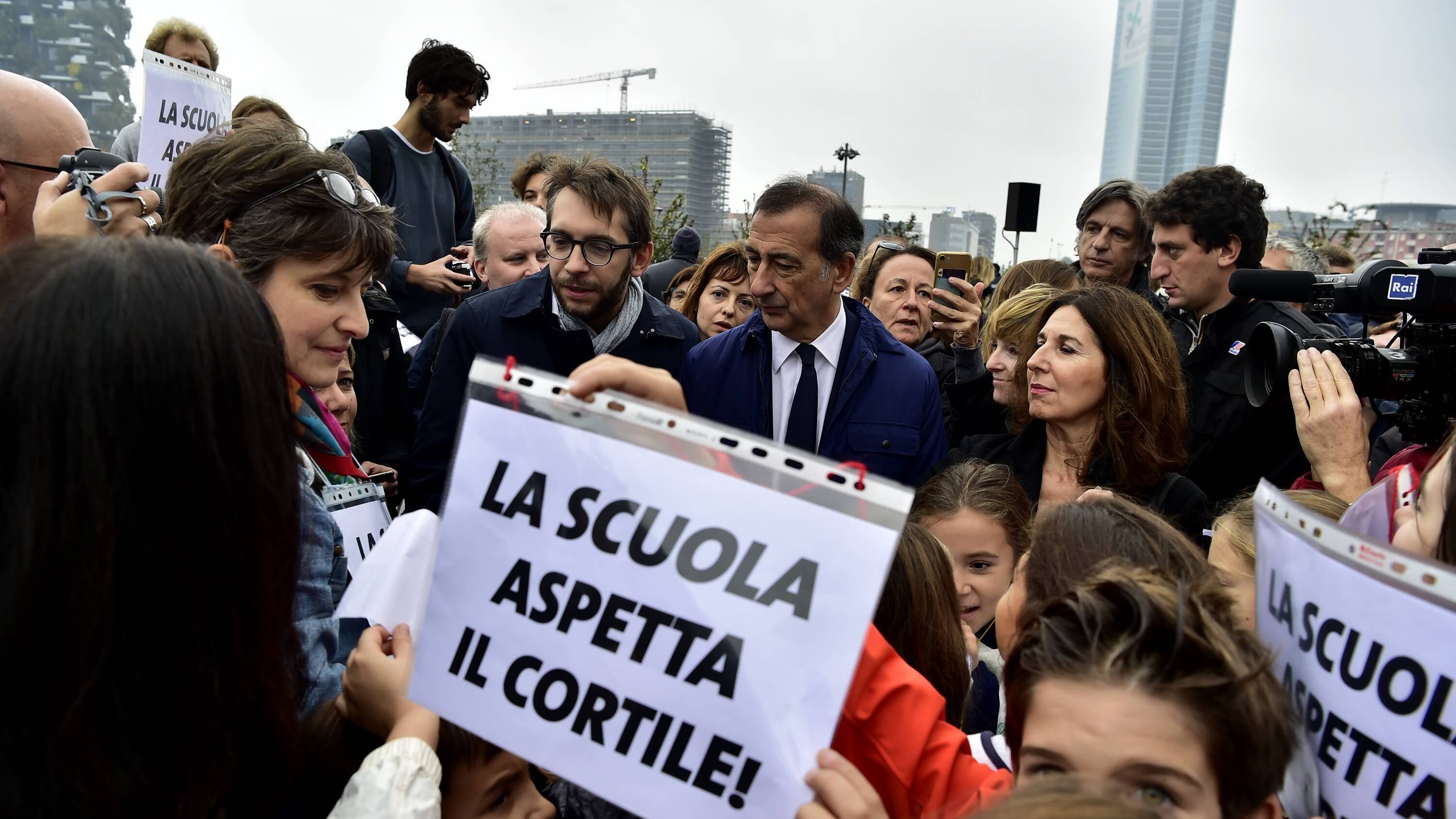 Apre Biblioteca degli alberi I bimbi: "Ridateci il cortile"