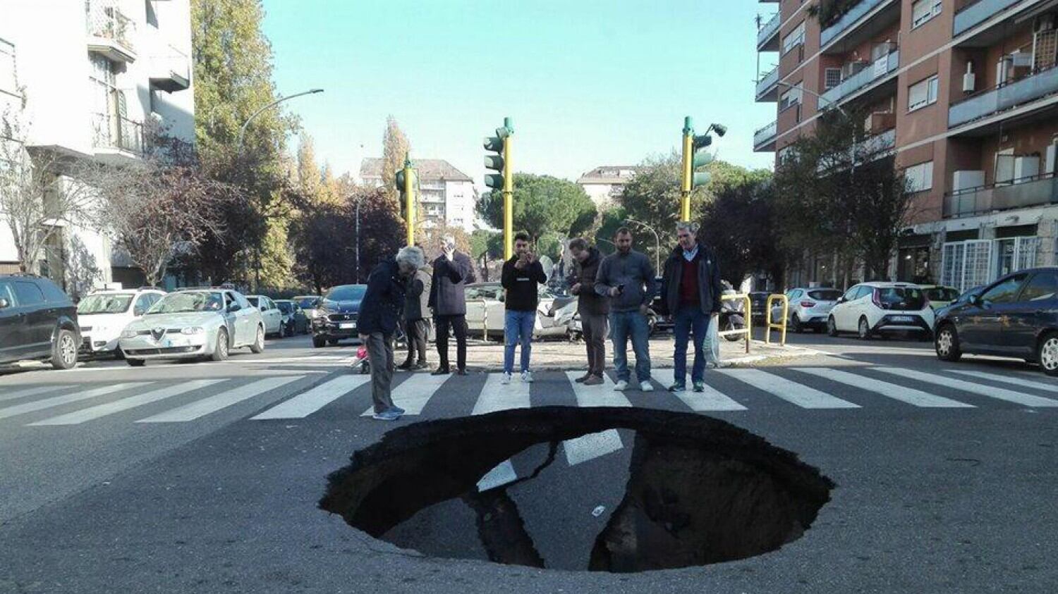 Roma, alla Montagnola si apre una voragine di cinque metri