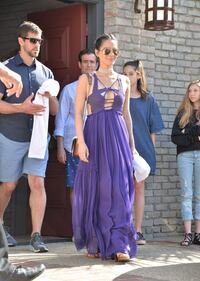 Olivia Munn sexy ​con un prendisole 7