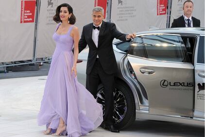 Venezia, George Clooney sul red carpet con Amal 20