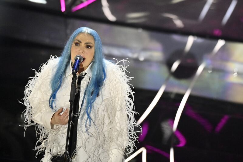 Sanremo 2024: ecco il look della seconda serata del Festival di Loredana Bertè 6