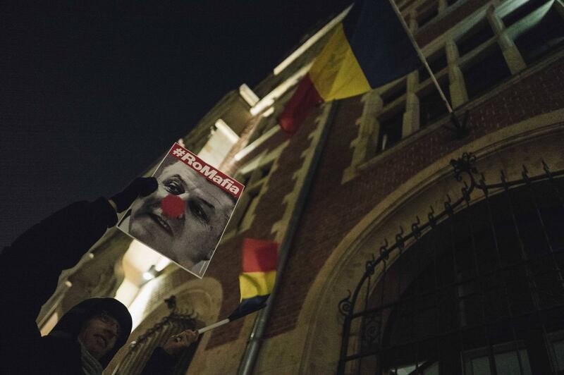 Romeni in piazza contro la corruzione 8
