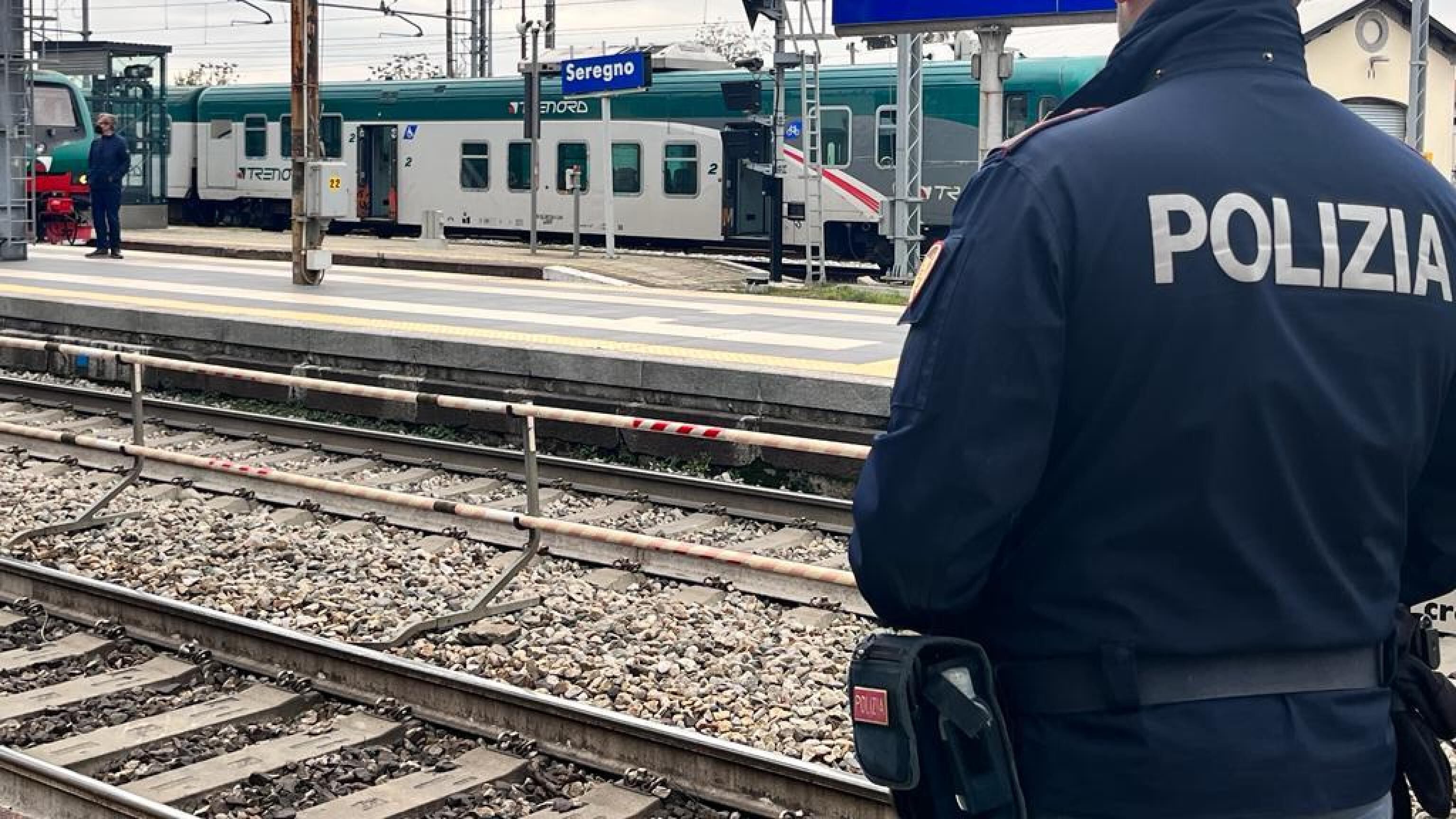 Spinto sotto il treno per la ragazza contesa