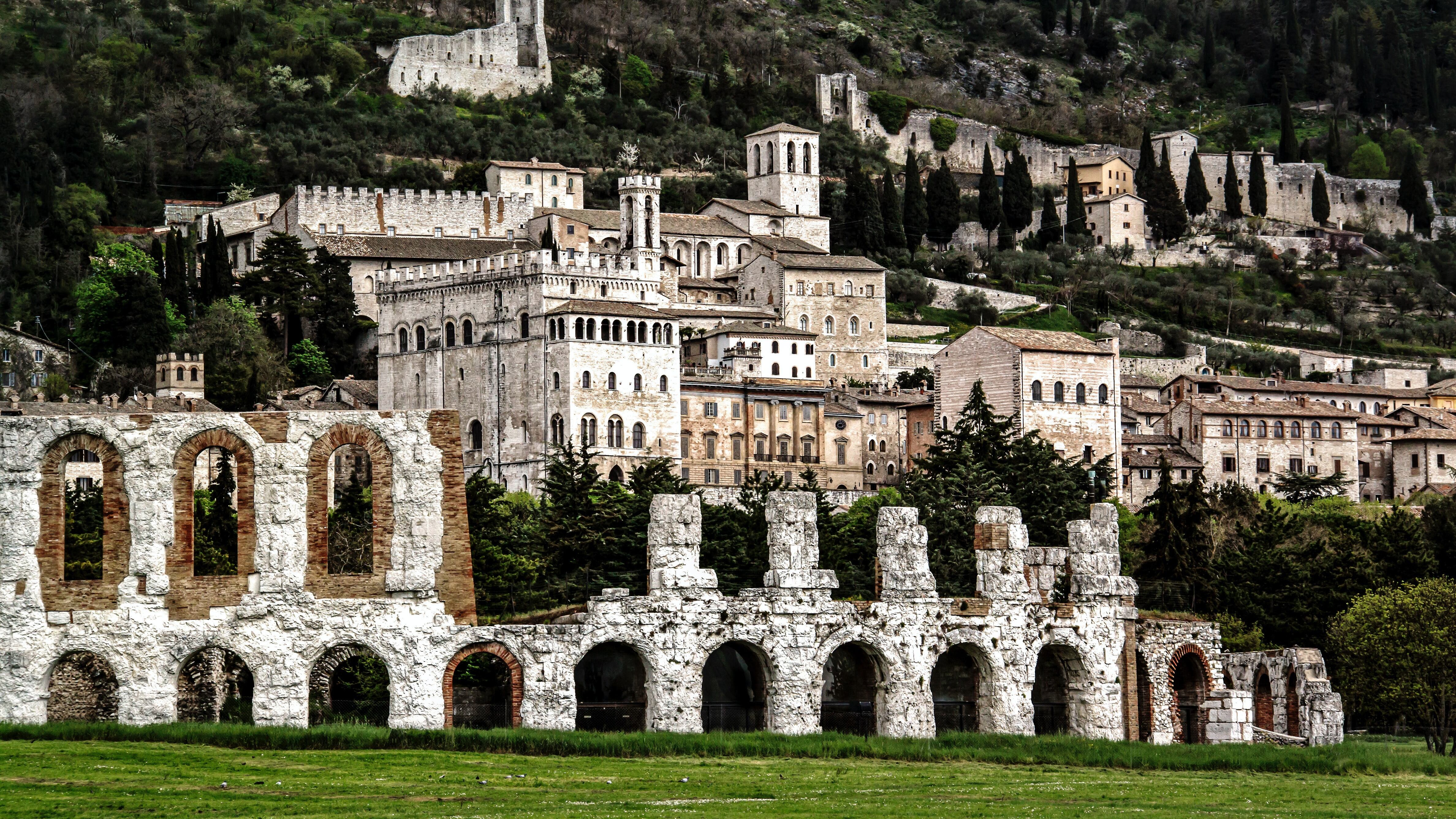 Gubbio, fascino e architettura nella "città dei matti"
