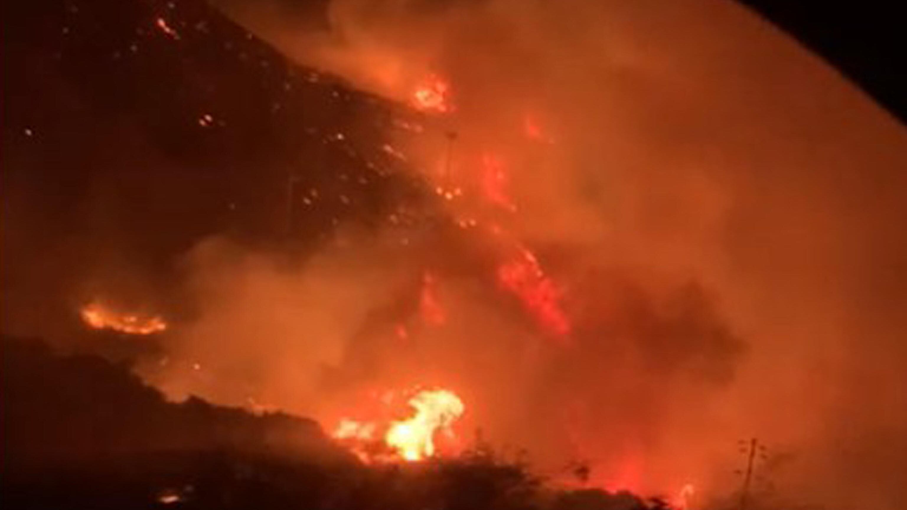 Pantelleria devastata da un maxi-incendio. Evacuate le ville dei vip