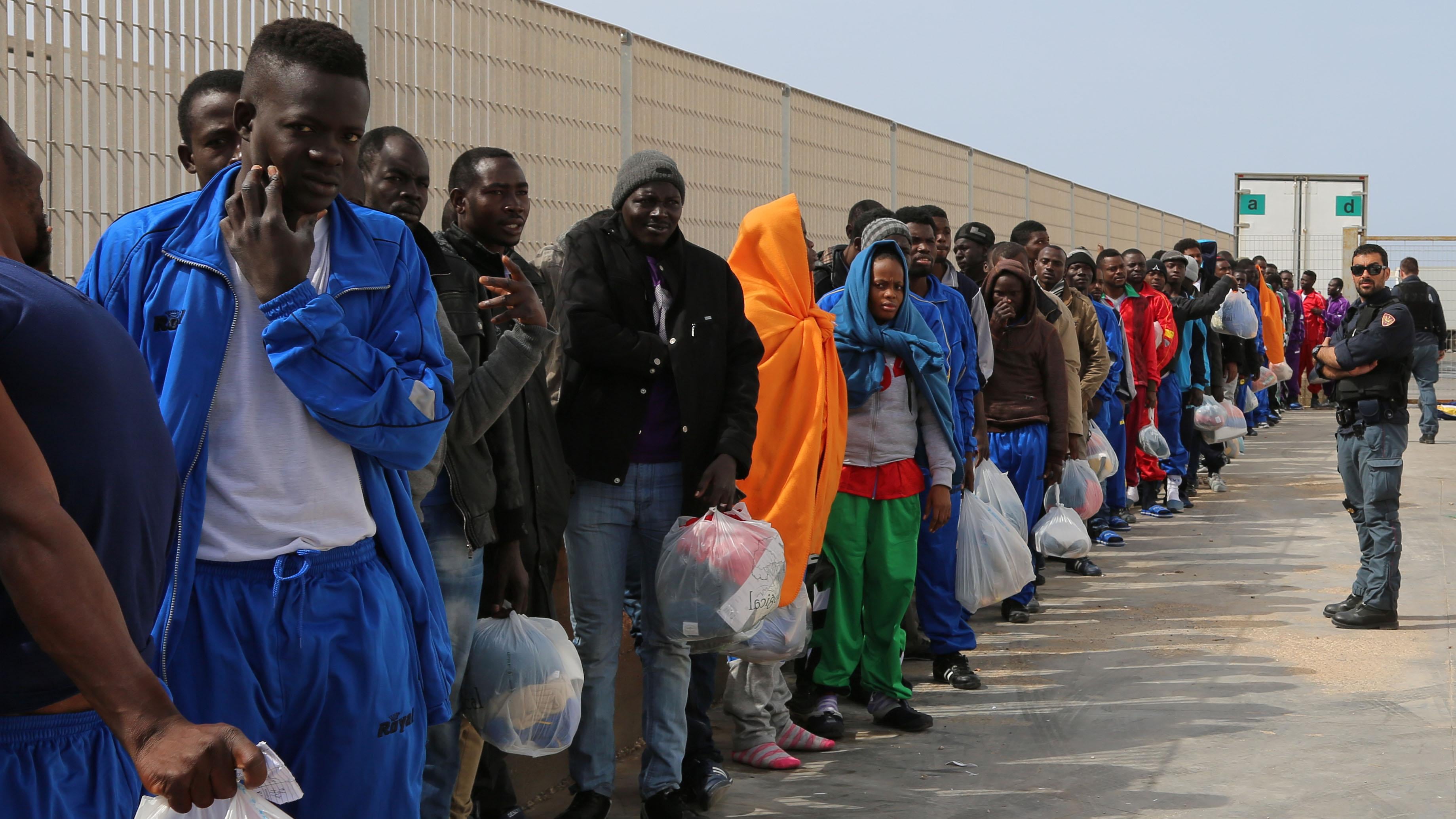 Da caserma a hotel? "No, serve ai migranti"