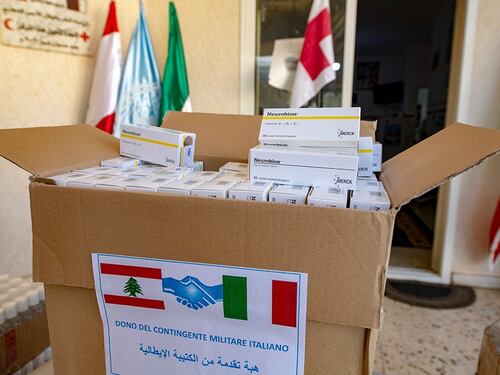 Libano, caschi blu italiani consegnano materiale sanitario