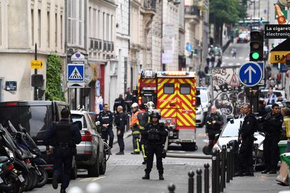 Parigi, uomo armato prende tre ostaggi 2
