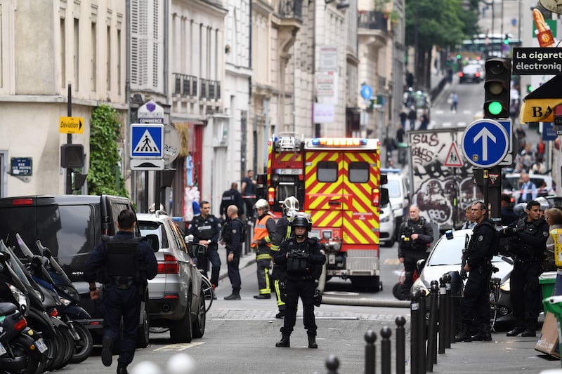 Parigi, uomo armato prende tre ostaggi 2