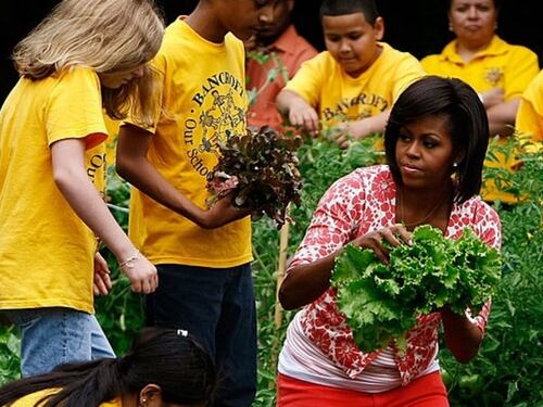 Trump rottama il "cibo sano" a scuola imposto da Michelle Obama, ma detestato dai ragazzi