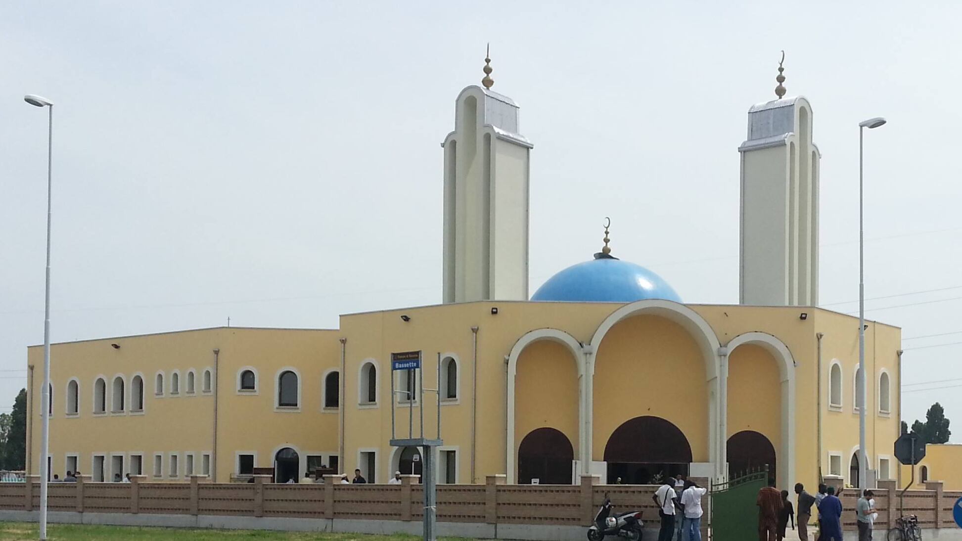 Bologna, gli alunni in gita alla moschea: "Così vedete come prega un islamico"