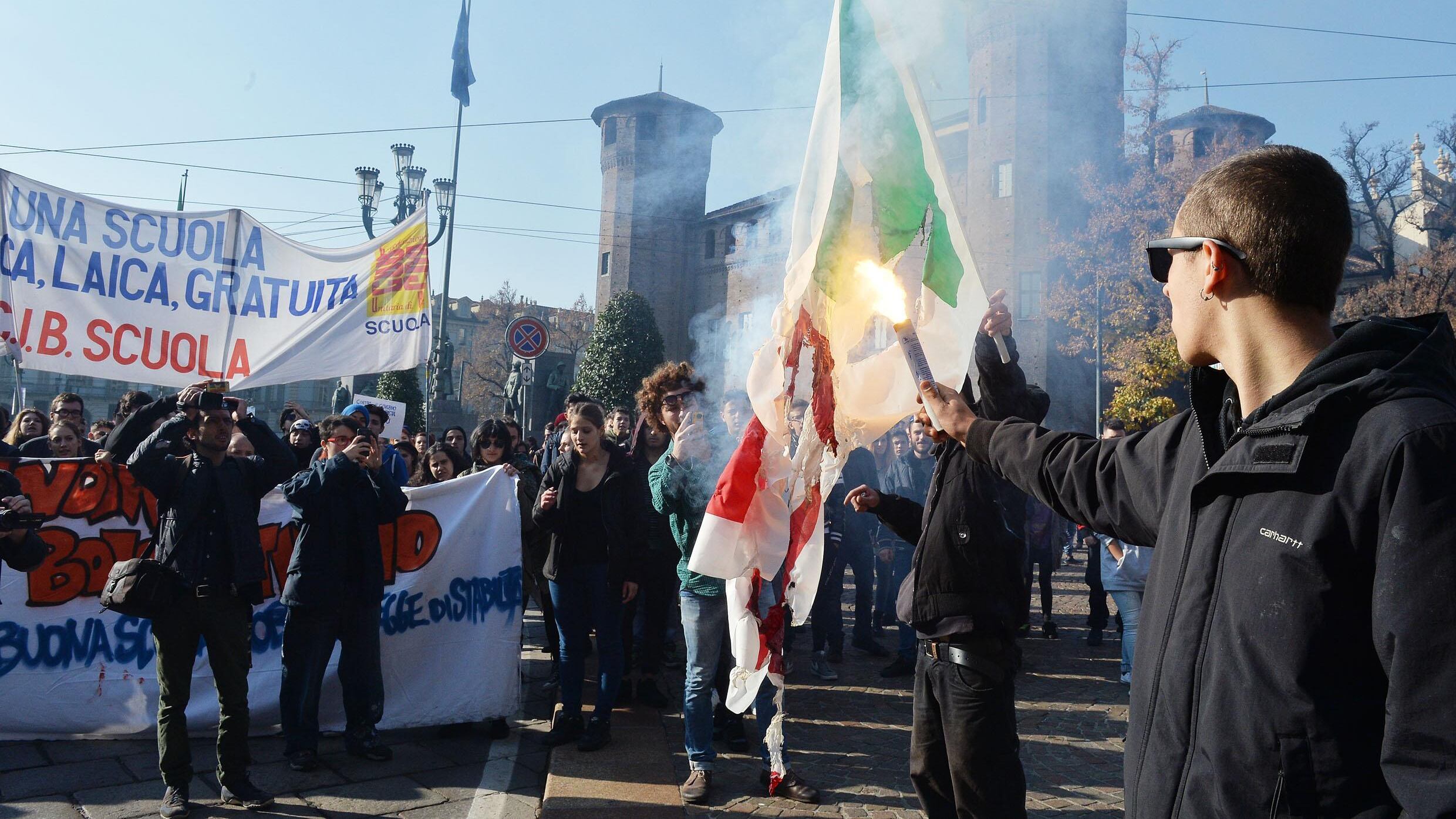 Cortei e scontri in piazza contro la "buona scuola" di Renzi