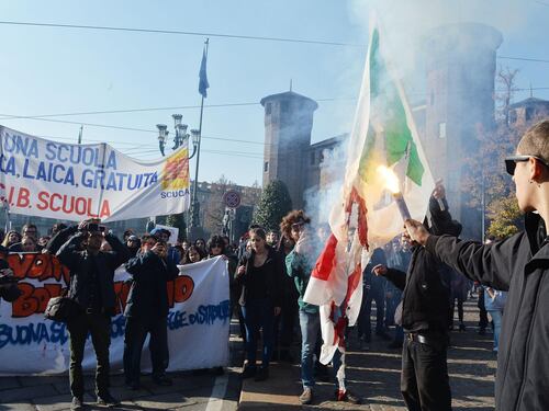 Cortei e scontri in piazza contro la "buona scuola" di Renzi