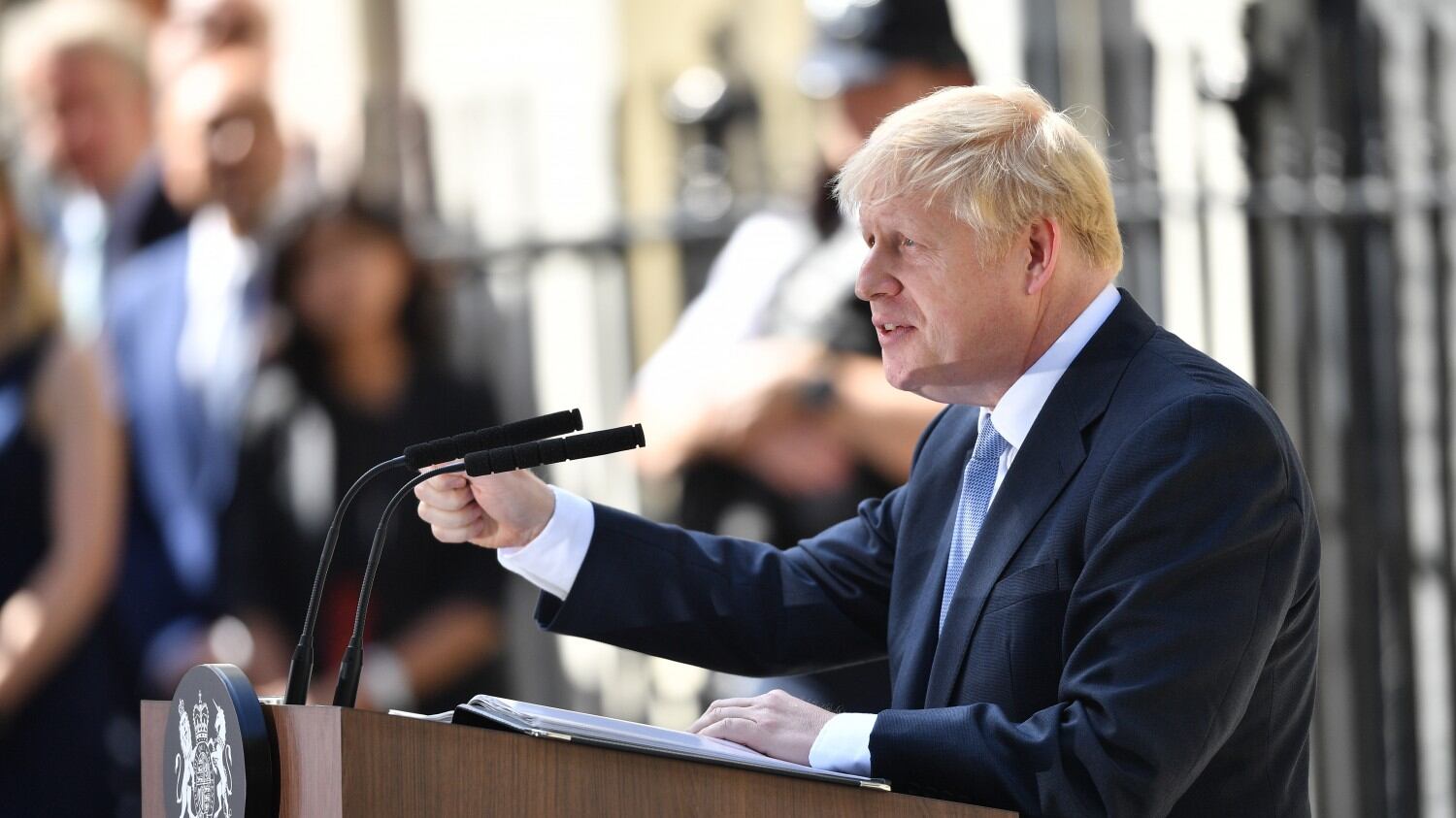 Brexit, bomba di Boris «Parlamento chiuso» La Regina autorizza E a Londra ora è il caos