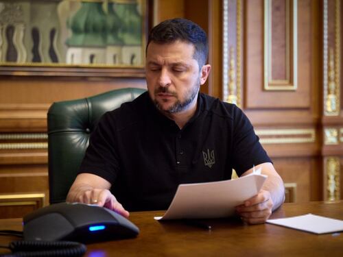 Zelensky stretto tra due fuochi: la scelta sulla città assediata e il malcontento per gli scandali