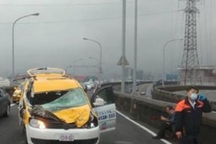 Taiwan, il taxi dopo l'urto con l'aereo 2