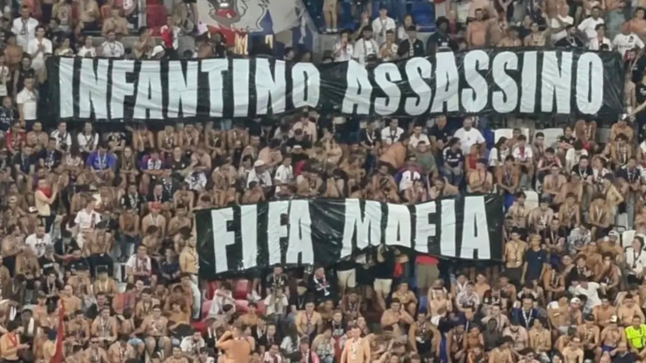 Striscione contro Infantino