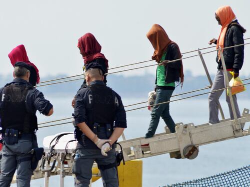 Migranti, si sveglia pure l'Italia: è pronta a ripristinare i controlli