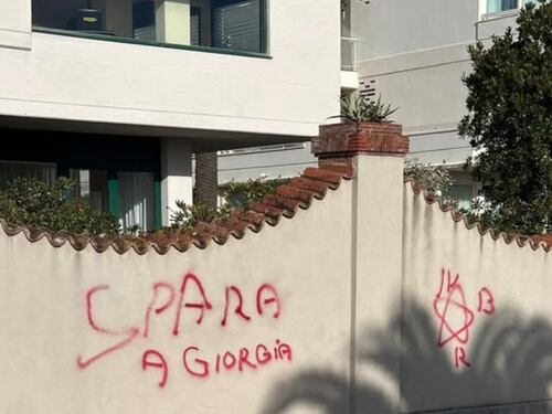 "Spara a Giorgia" e firma delle Br: a Marina di Pietrasanta la scritta contro Meloni