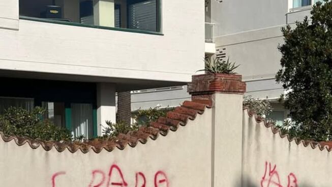 "Spara a Giorgia" e firma delle Br: a Marina di Pietrasanta la scritta contro Meloni