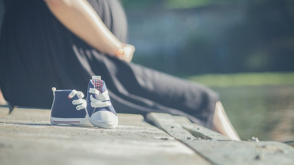 Picchiata dalla ex del compagno, abortisce