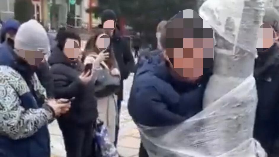 Rubano fra le macerie: sciacalli spogliati e legati al palo