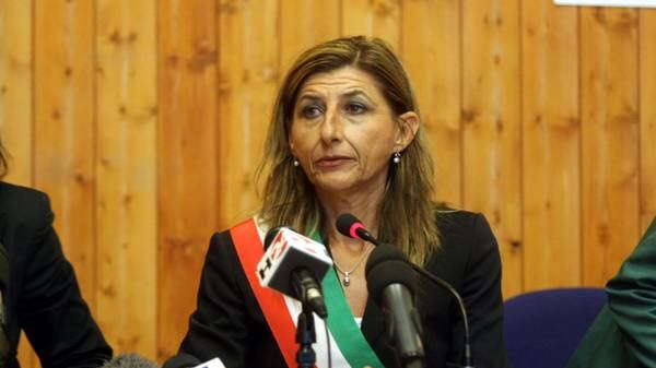 Quelli che dicono no a Renzi: Emiliano e la Nicolini si ritirano dalle Europee