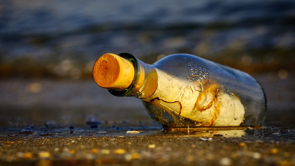 La bottiglia che ha viaggiato mezzo secolo per portare il messaggio di un tredicenne