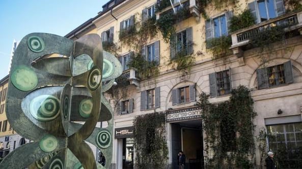Milano, chiede informazioni con i soldi in mano: aggredita e rapinata