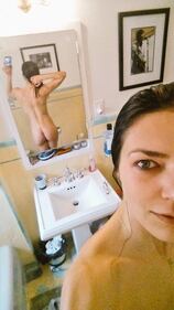 Adrianne Curry, lato B nudo su Twitter 2