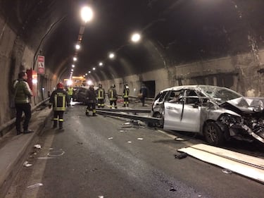 In Valcamonica un camion perde il carico e travolge 5 auto, 2 morti 5