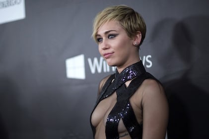 Miley Cyrus lancia l'ascella non depilata su Instagram 15