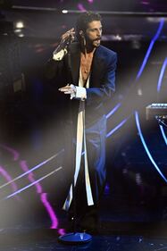 Sanremo 2024: ecco il look della terza serata del Festival dei Santi Francesi  4