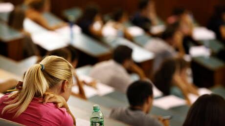 Macerata, "Il prof mi ha infilato una mano negli slip durante l'esame"
