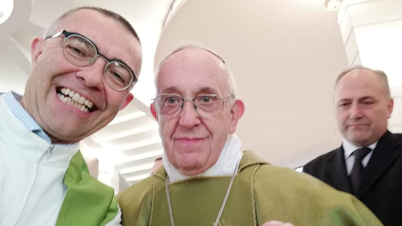 Sacerdote posta foto del Papa con la spilla "Apriamo i porti": è polemica