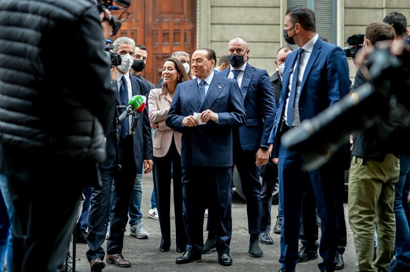 Berlusconi vota a Milano 10