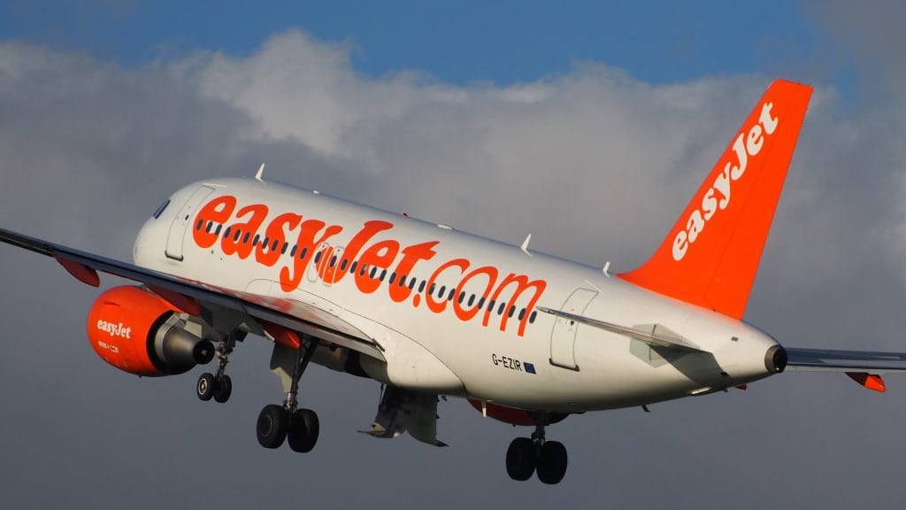 Pisa, uomo tenta di aprire portellone dell’aereo: panico a bordo