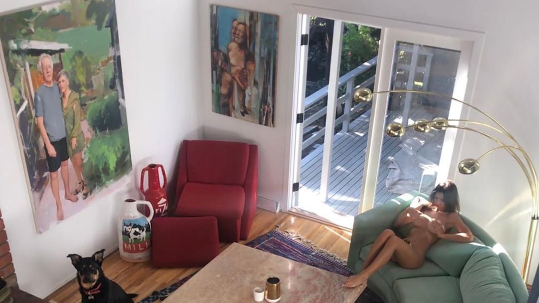Emily Ratajkowski nuda sul sofà