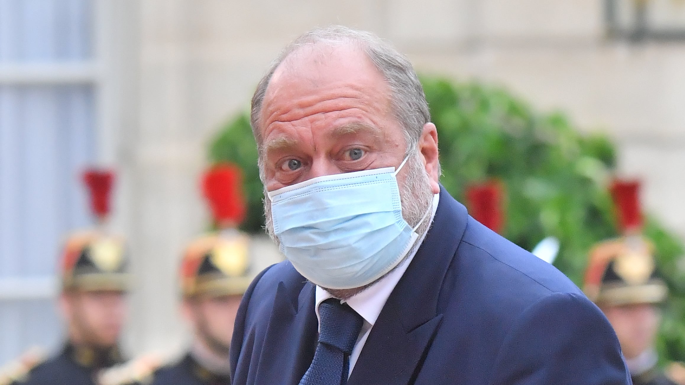 Francia, incriminato il ministro della Giustizia. Macron lo salva: "È un presunto innocente"