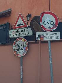 Roma, la segnaletica stradale cade a pezzi 1
