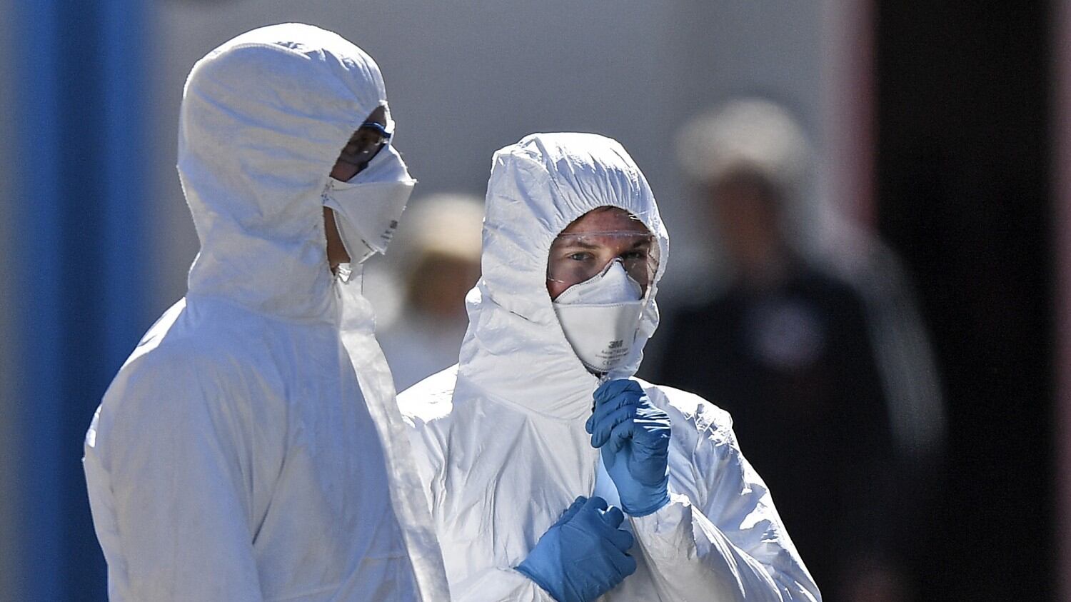 "Il virus muta e si indebolisce, ma è pericoloso prendere l'ascensore"