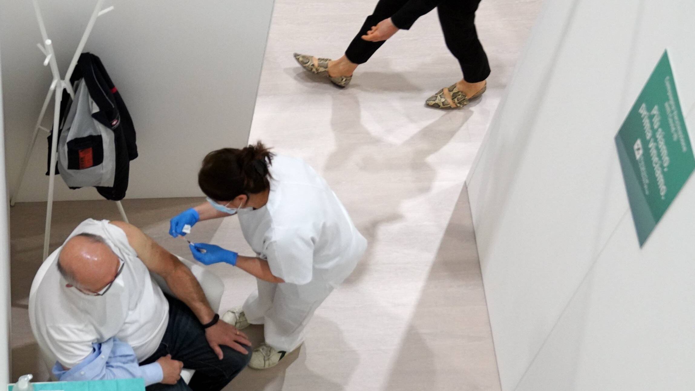 "Dosi arrivate", la Lombardia riparte con le somministrazioni AstraZeneca