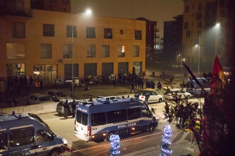 Torino, lo sgombero del villaggio olimpico occupato dai migranti 11