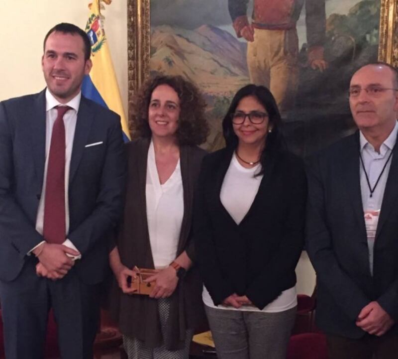 Il gruppo 5s guidato da Manlio di Stefano nel 2017, a Caracas