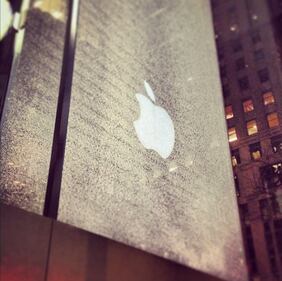 NYC, si incrina il cubo di cristallo della Apple: colpa di uno spazzaneve 4