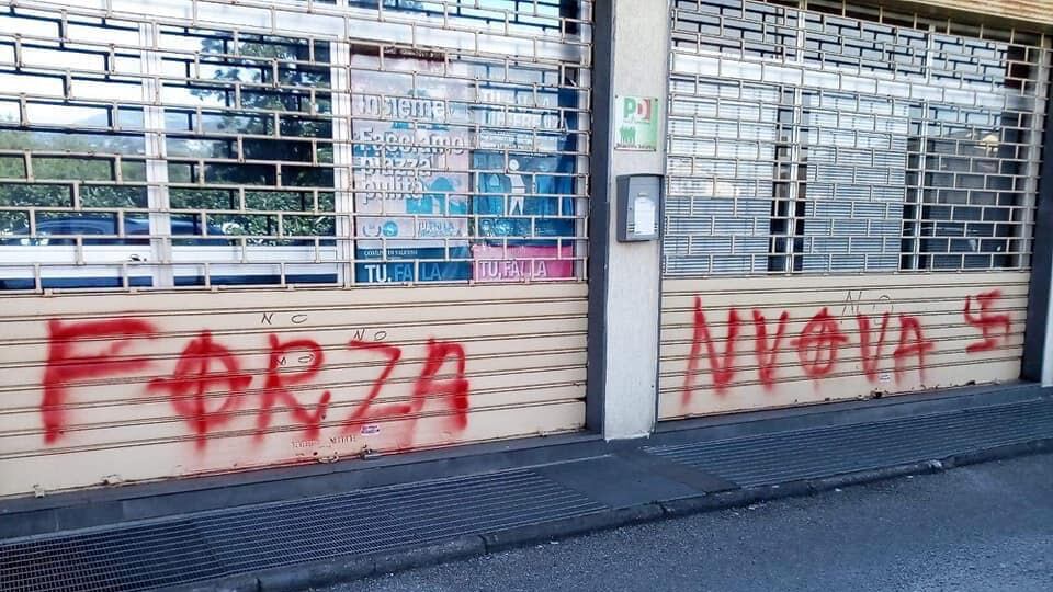 Svastiche sulla sede Pd, esplode la polemica a Salerno