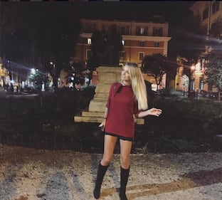 Mercedesz Henger in bikini sulla neve 11